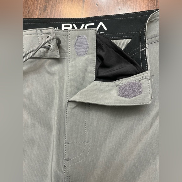 RVCA Standard 4-Way Stretch Fixed Waist 19 Inch Boardshort Size 32 Gray Swim NWT - Picture 5 of 16